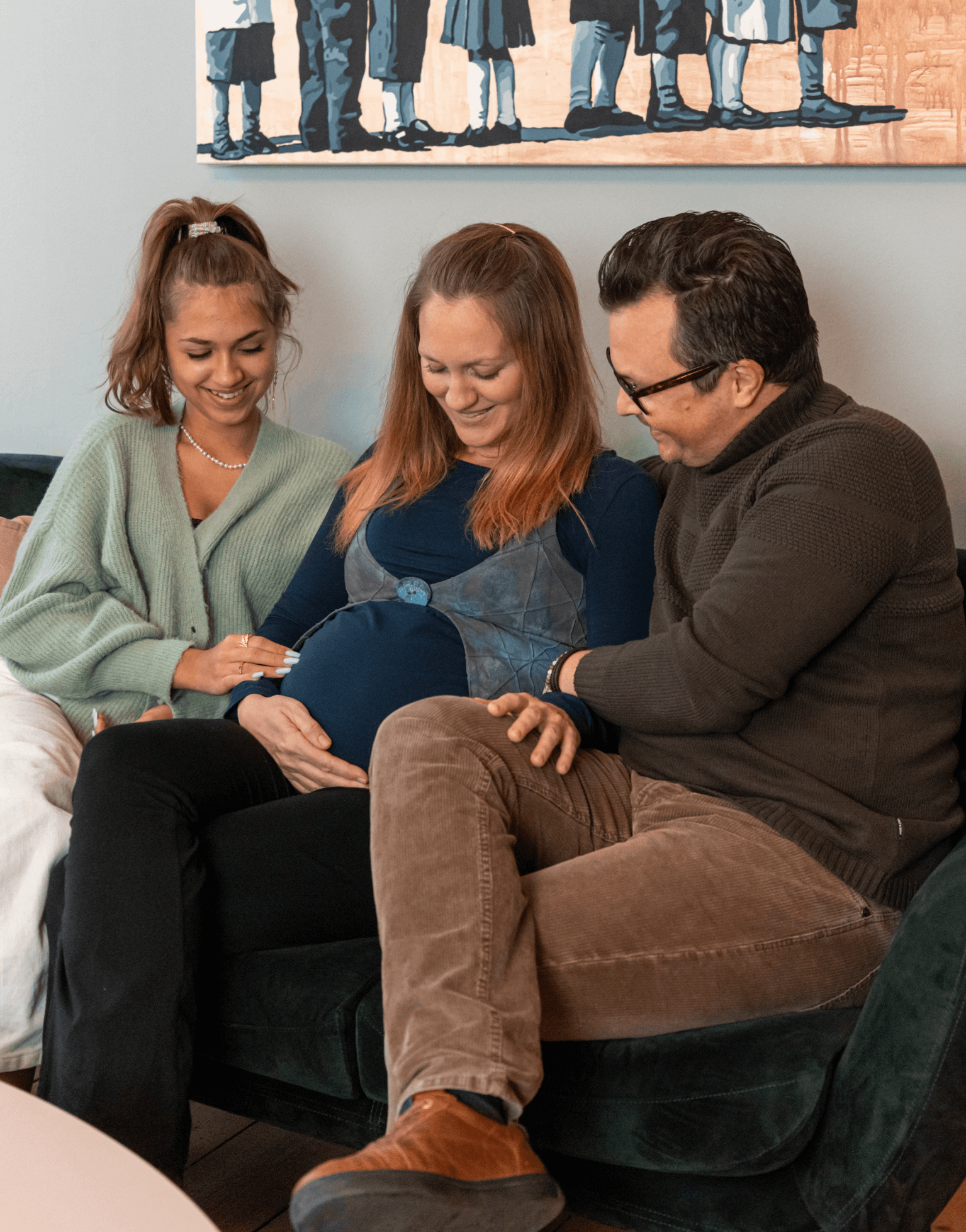 Familie læser resultater af en test i en ultralydsklinik 